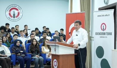 Prof. Dr. Murat Yalçıntaş, “Yeni Altay’ın Bilinmeyen Hikayesi” kitabını üniversiteliler için imzaladı