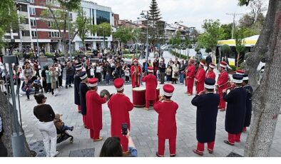 Konya Büyükşehir Mehter Takımı İle Şehrin Meydanlarında Mehter Coşkusu Sürüyor