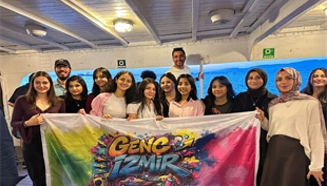 Genç İzmir gönüllüleri, Bergama Vapuru’nda buluştu