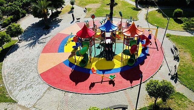 Narlıdere’de Oyun Parkı Zeminleri Yenileniyor