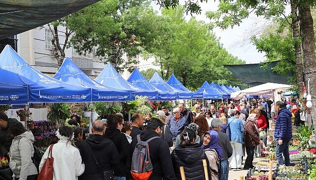 Bayındır Çiçek Festivali’nde 3. Gün Coşkusu: Sokaklar Ziyaretçi Akınına Uğradı
